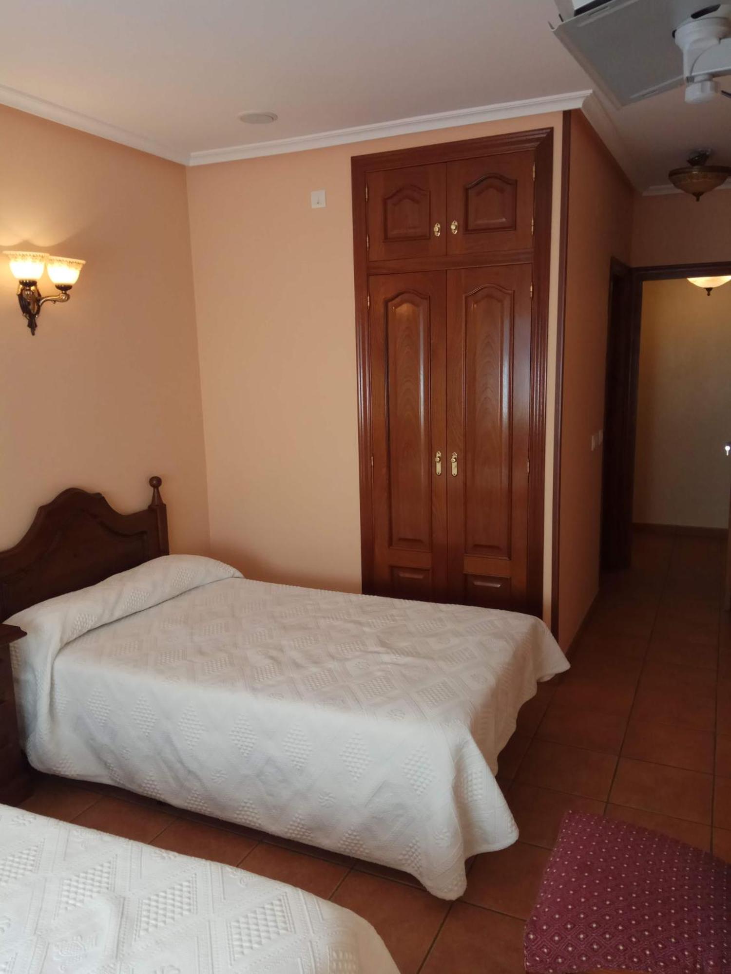 Paredes de Nava Hostal Restaurante Raton מראה חיצוני תמונה