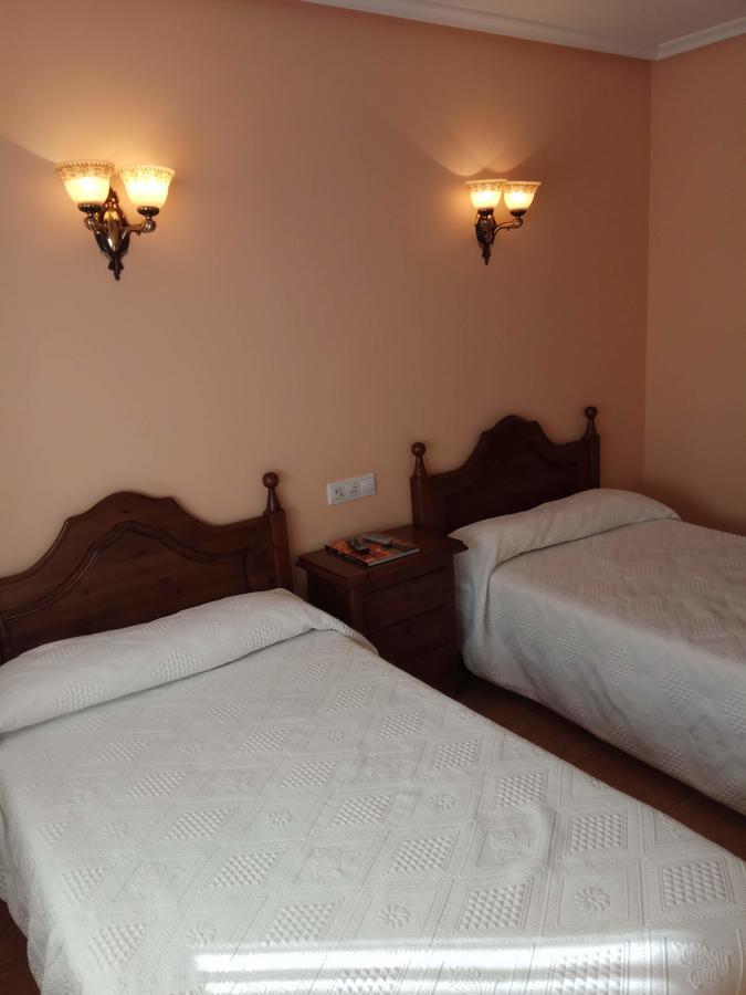 Paredes de Nava Hostal Restaurante Raton מראה חיצוני תמונה